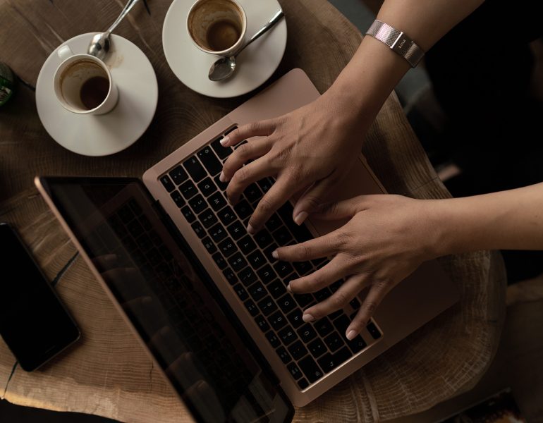 the-woman-s-hands-on-the-laptop-and-coffee-cups-ne.jpg